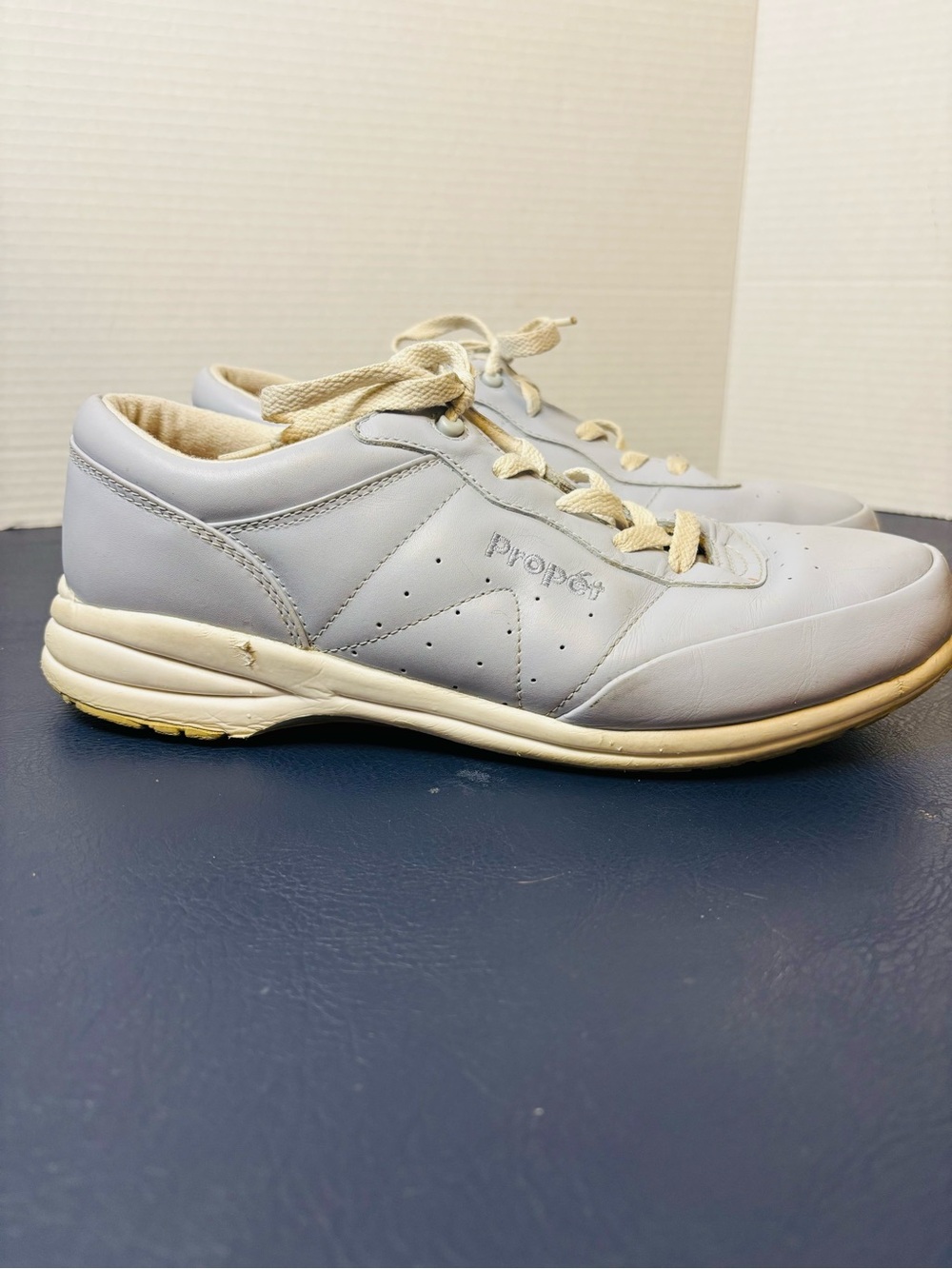 Propet women’s light blue and cream leather walking shoes sz 10 lace up